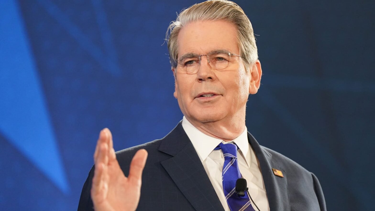 shutdown-layoffs,-united-earnings,-apple’s-new-products-and-more-in-morning-squawk