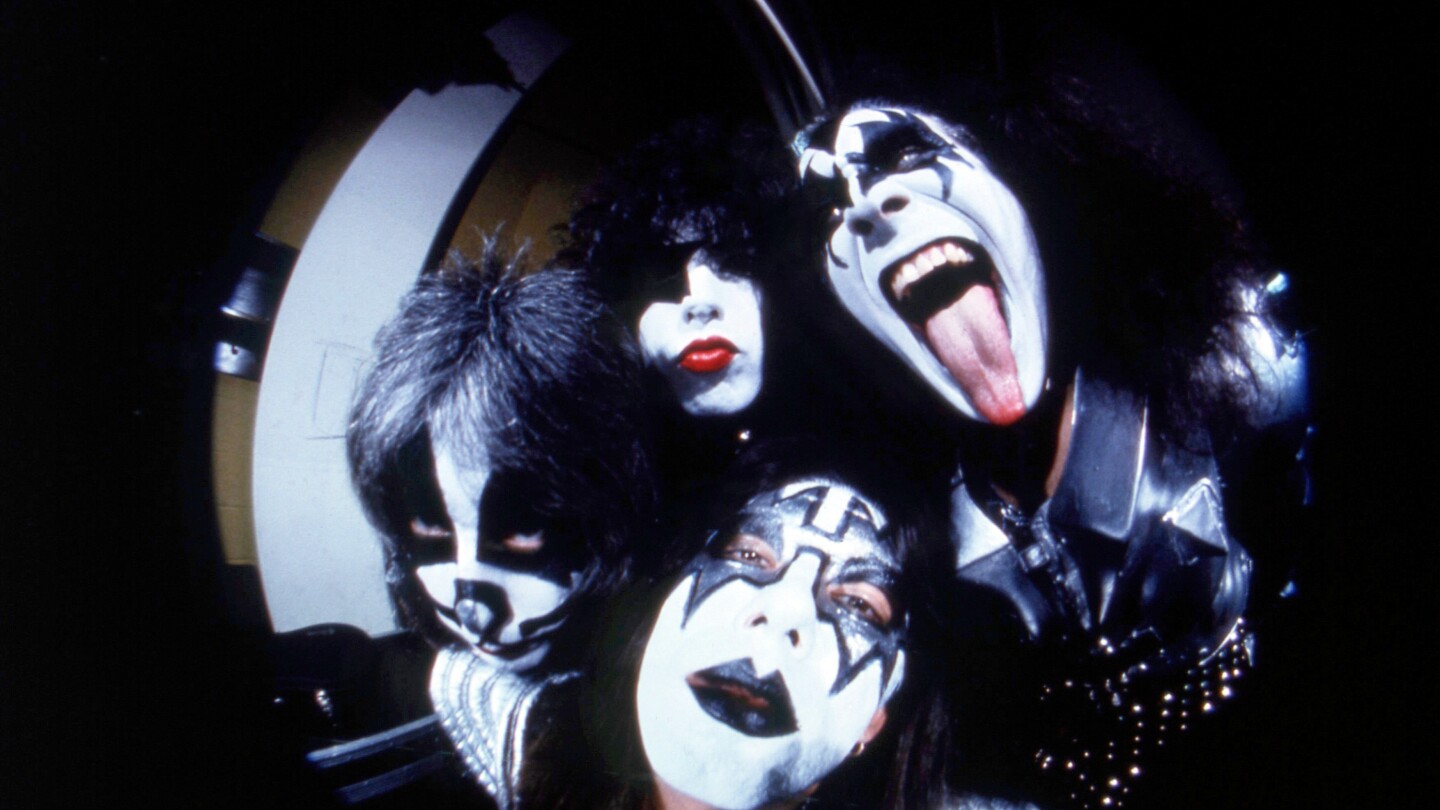 gene-simmons,-paul-stanley,-pearl-jam-mourn-kiss-founding-member-ace-frehley