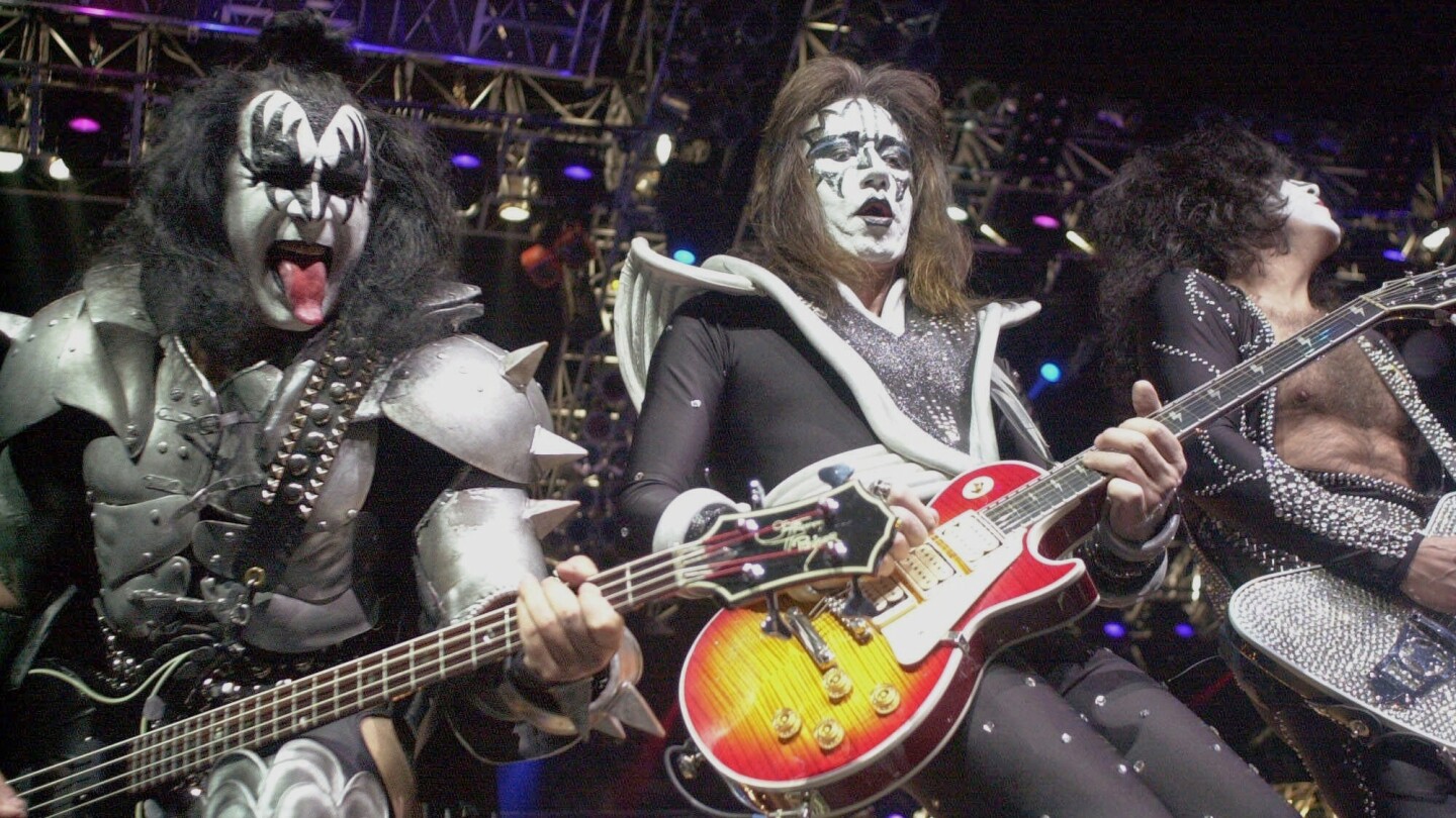 ace-frehley,-kiss’-original-lead-guitarist-and-founding-member,-dies-at-74