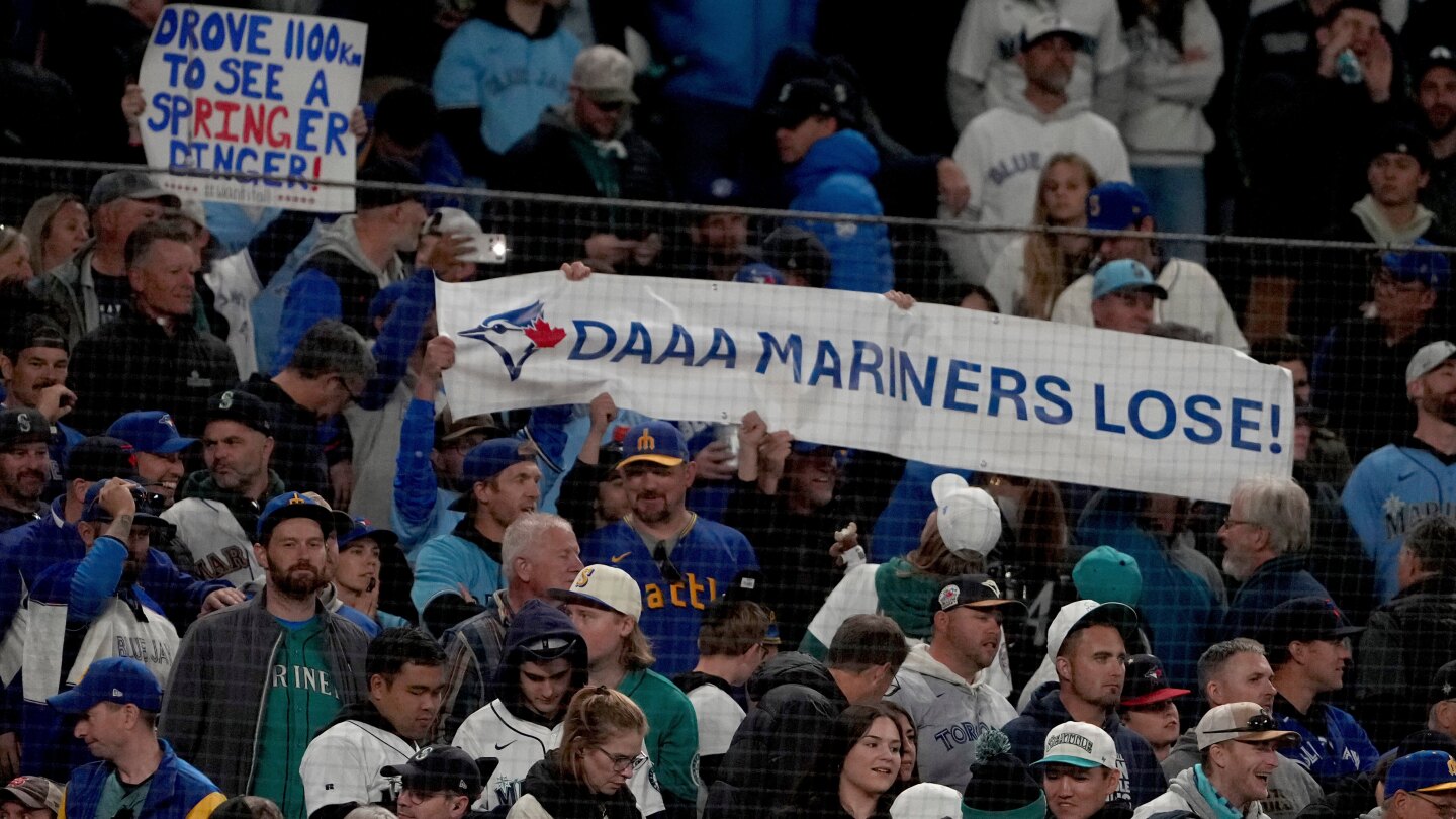 canadians-set-aside-contempt-for-tariffs-and-trump-rhetoric-for-the-love-of-the-toronto-blue-jays
