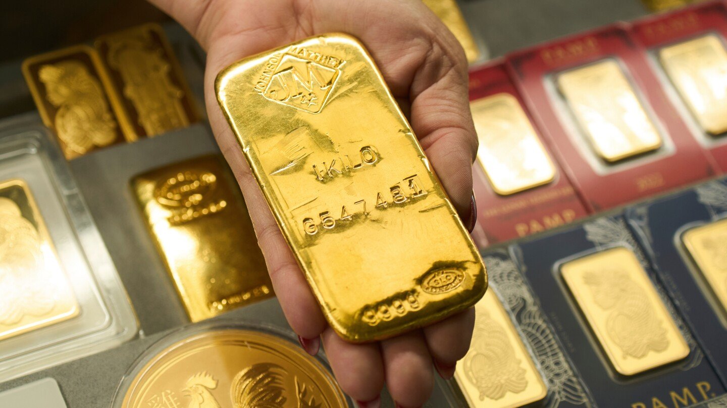 gold-prices-topped-$4,300-this-week.-what’s-driving-the-surge?