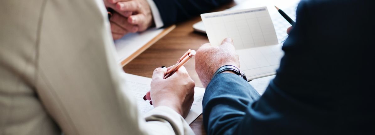 a-look-at-first-commonwealth-financial’s-valuation-as-sector-trends-drive-recent-stock-moves