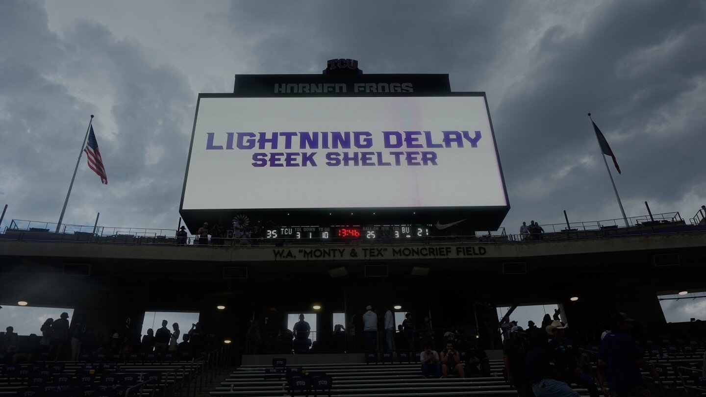 baylor-tcu-delayed-twice-by-lightning-in-the-fourth-quarter