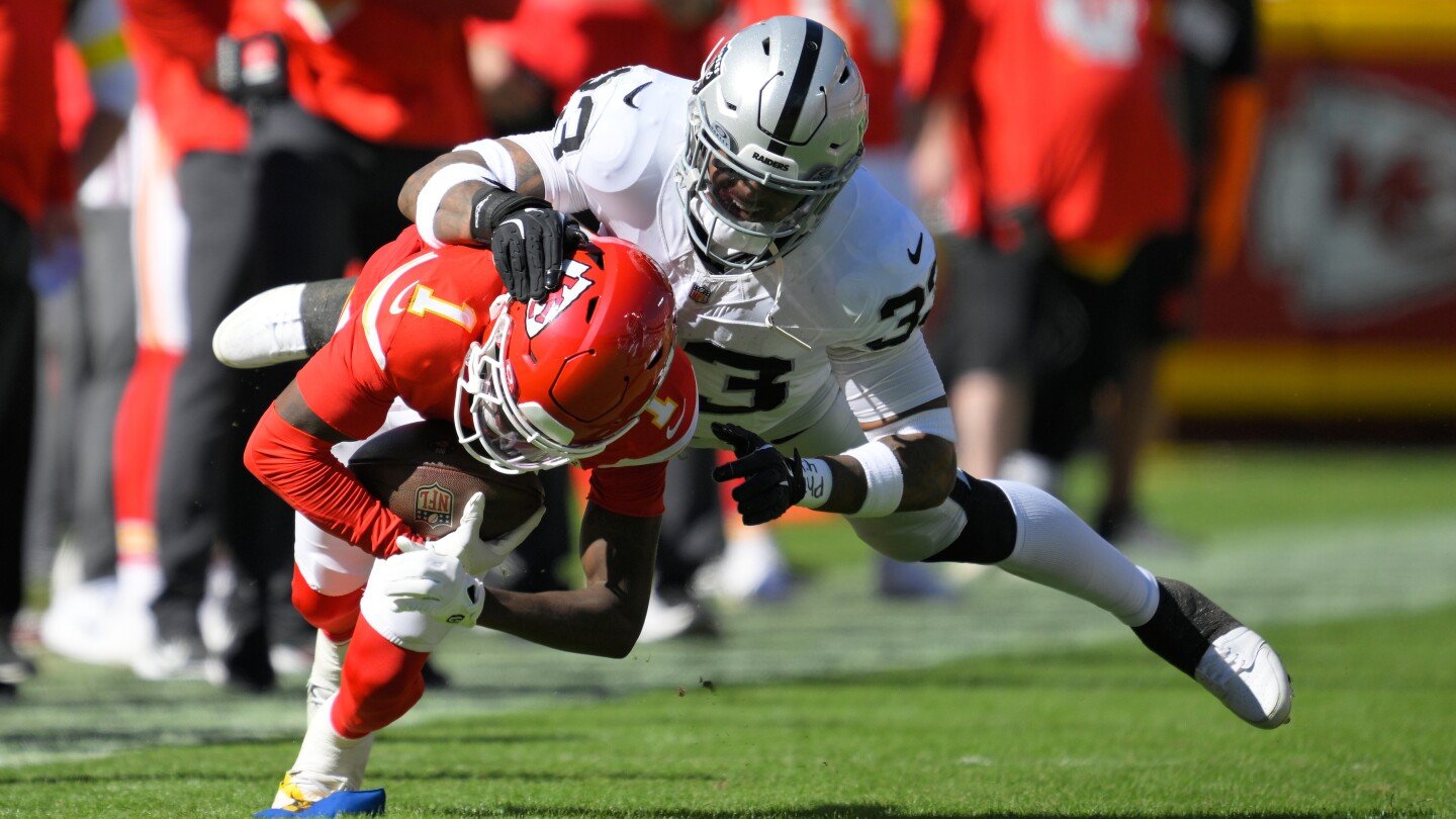 patrick-mahomes’-trick-play-underscores-embarrassing-afternoon-for-raiders-in-31-0-loss-to-chiefs