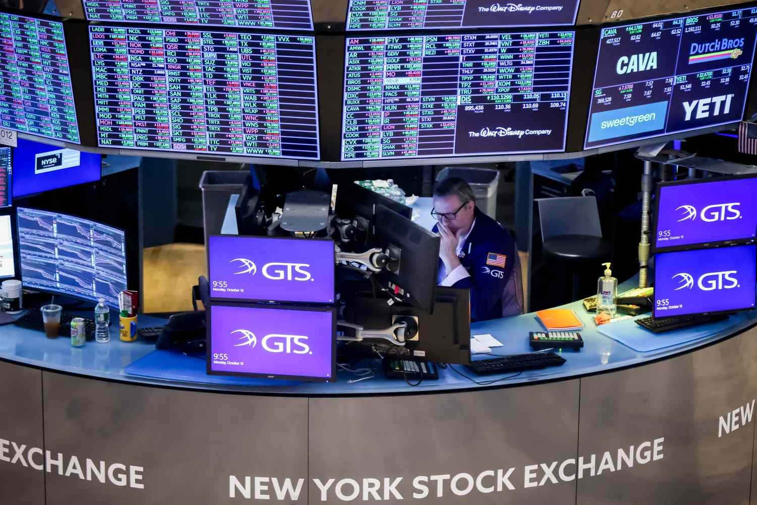 dow-jones-today:-stock-futures-tick-higher-to-begin-week;-amazon-web-services-outage-disrupts-websites