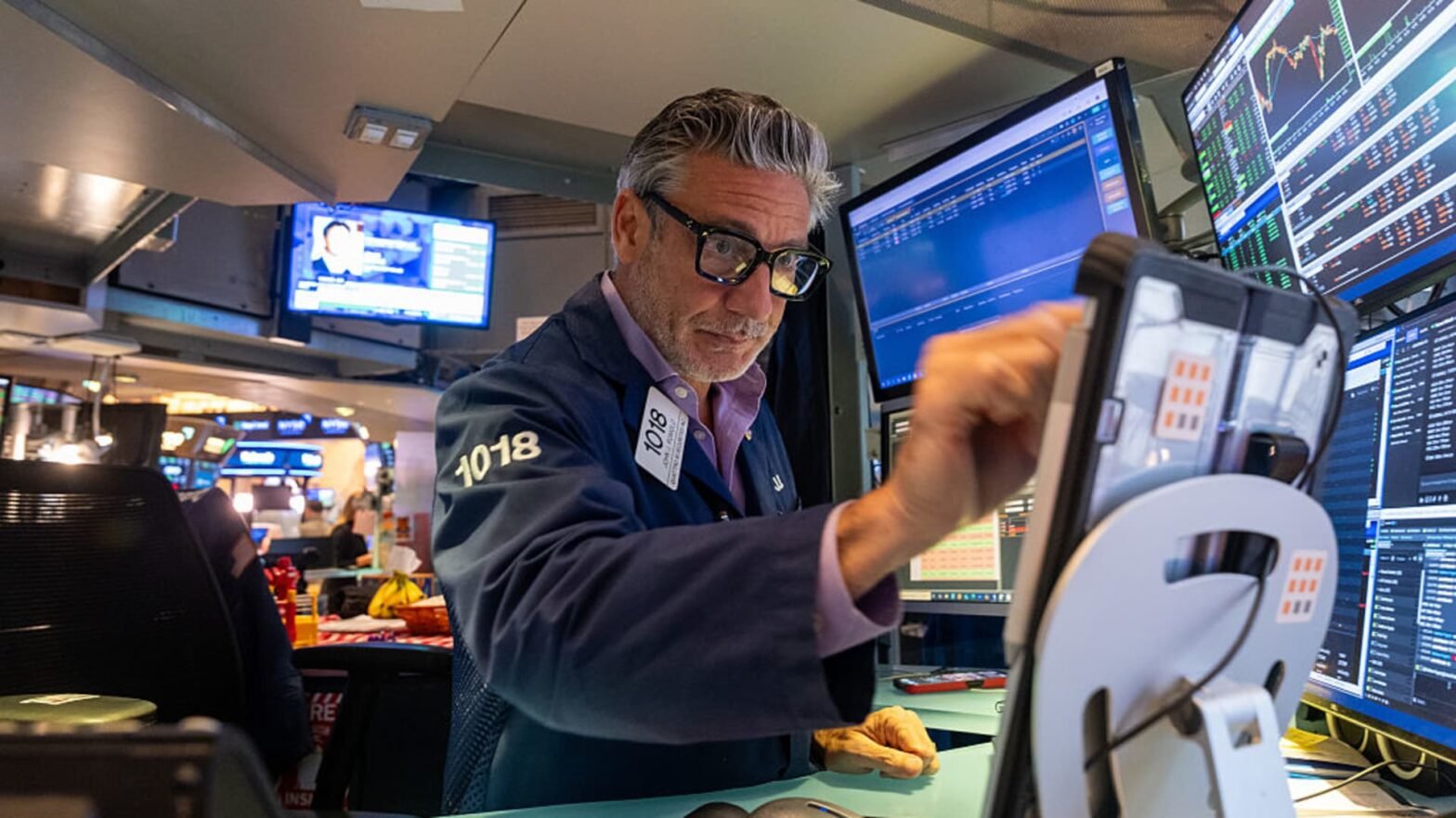 stock-futures-are-little-changed-after-stocks-rally-to-start-the-week:-live-updates