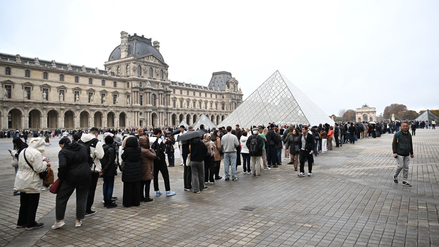 louvre-to-remain-closed-one-day-after-jewel-heist