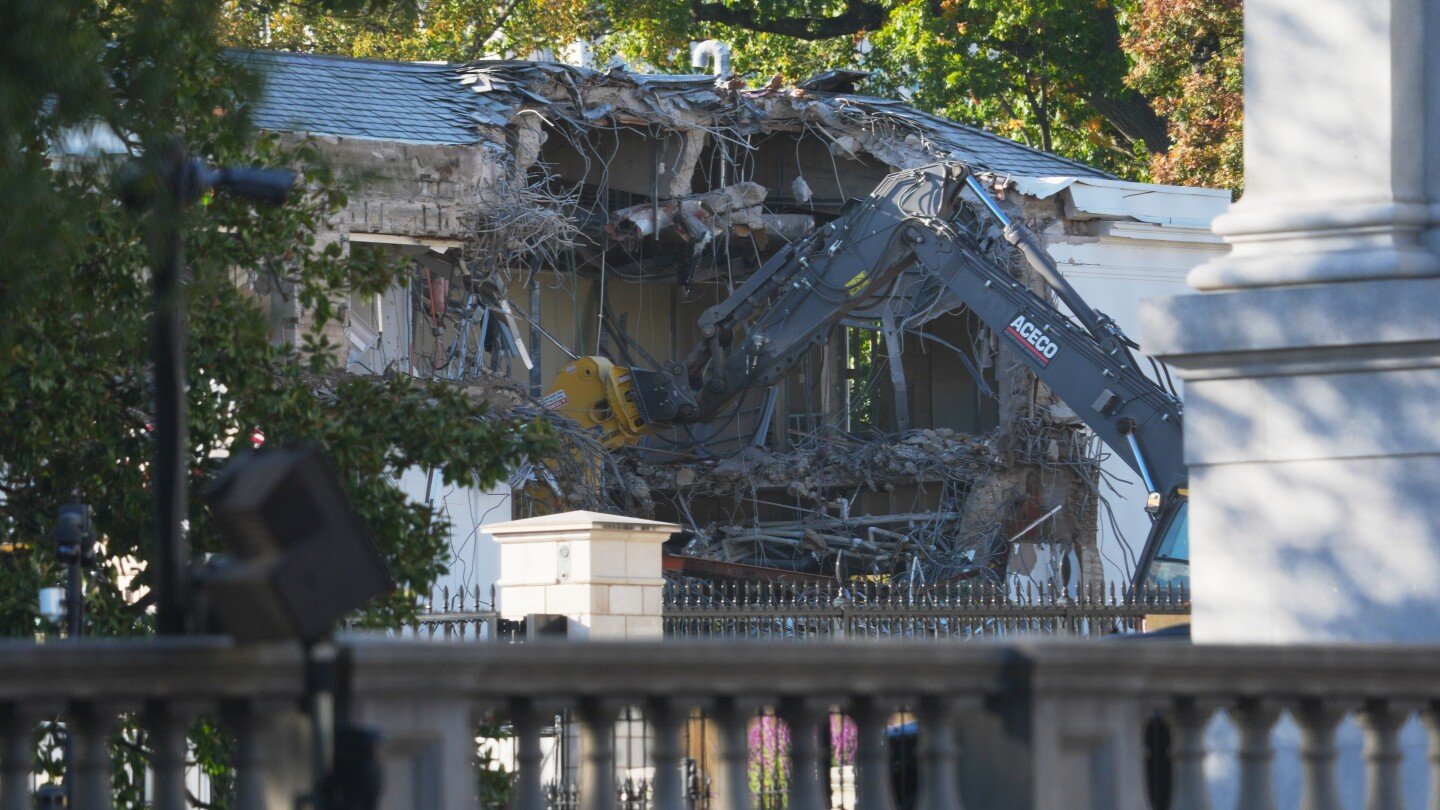 the-white-house-starts-demolishing-part-of-the-east-wing-to-build-trump’s-ballroom