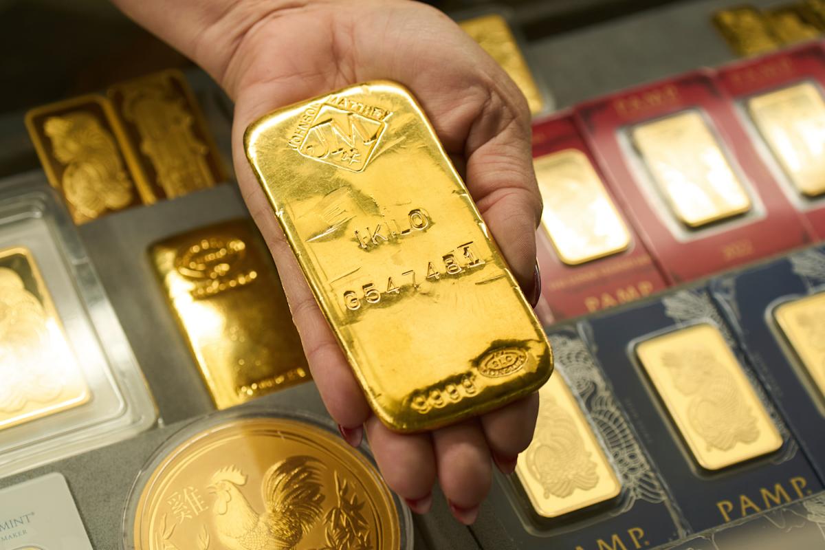 gold,-silver-tumble-in-biggest-daily-drop-in-years-as-stunning-precious-metals-rally-comes-to-a-halt