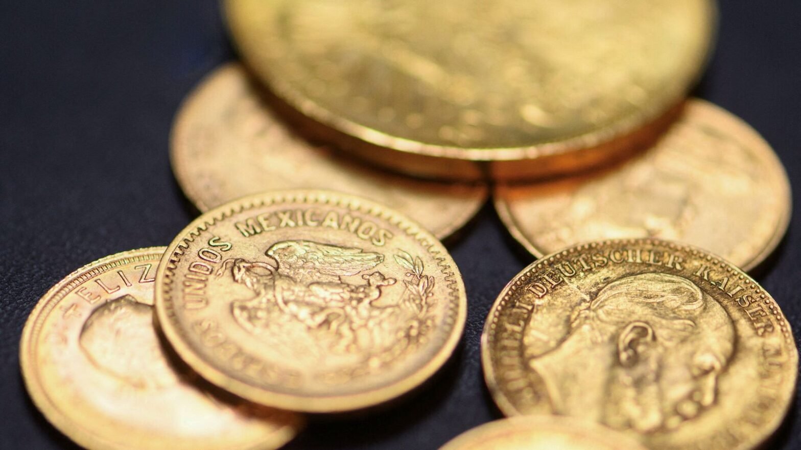 us-stock-markets-open-red:-gold-dips-2.1%,-netflix-falls-6%-after-weak-earnings-and-tax-spat