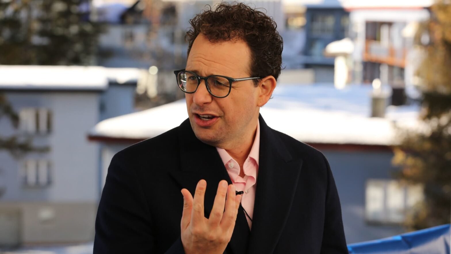 netflix-earnings,-anthropic’s-‘woke’-problem,-travis-kelce’s-six-flags-stake-and-more-in-morning-squawk