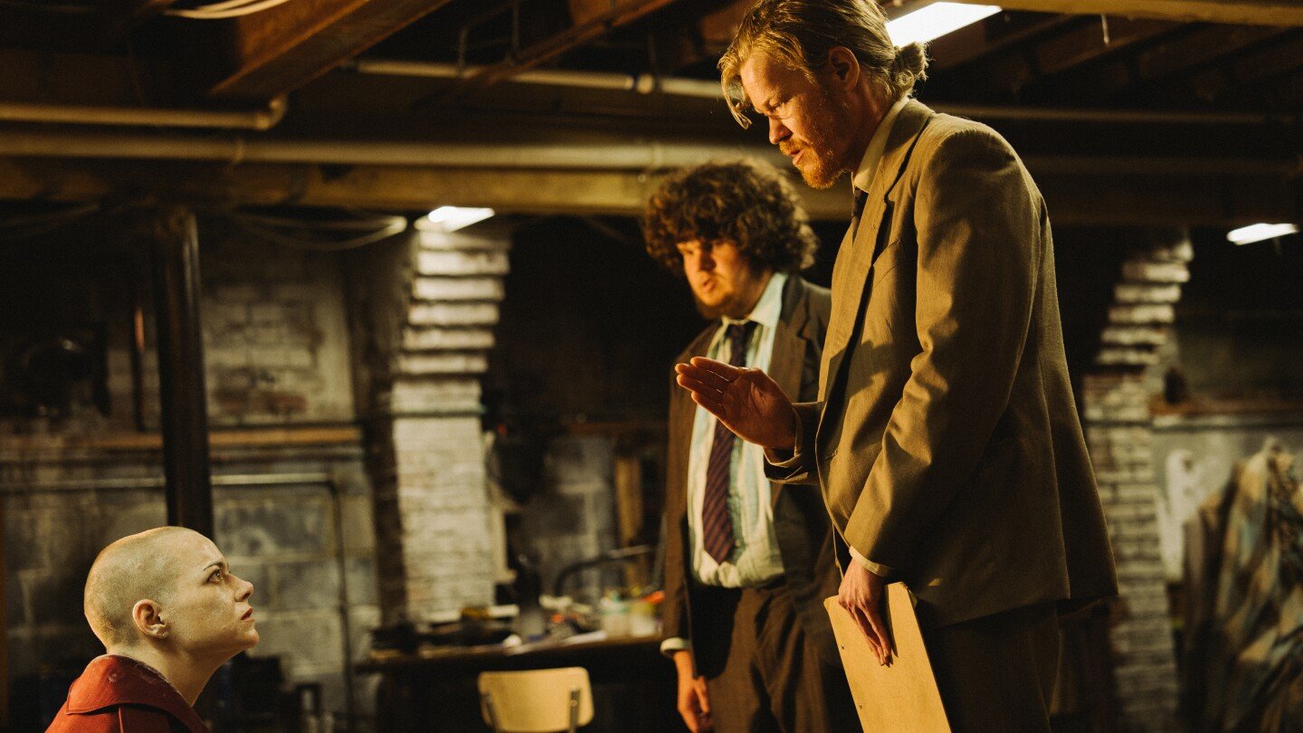 movie-review:-‘bugonia’-is-a-darkly-comic-gut-punch