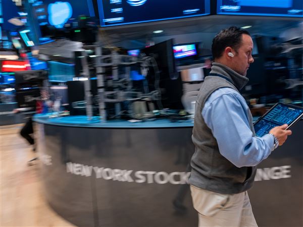 wall-street-drifts-as-gains-for-oil-companies-make-up-for-tesla’s-and-ibm’s-losses