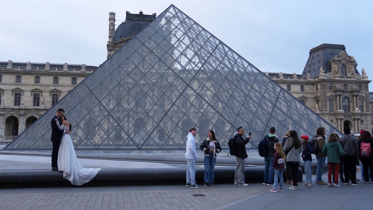detienen-a-sospechosos-por-el-robo-de-joyas-de-la-corona-del-museo-del-louvre-de-paris