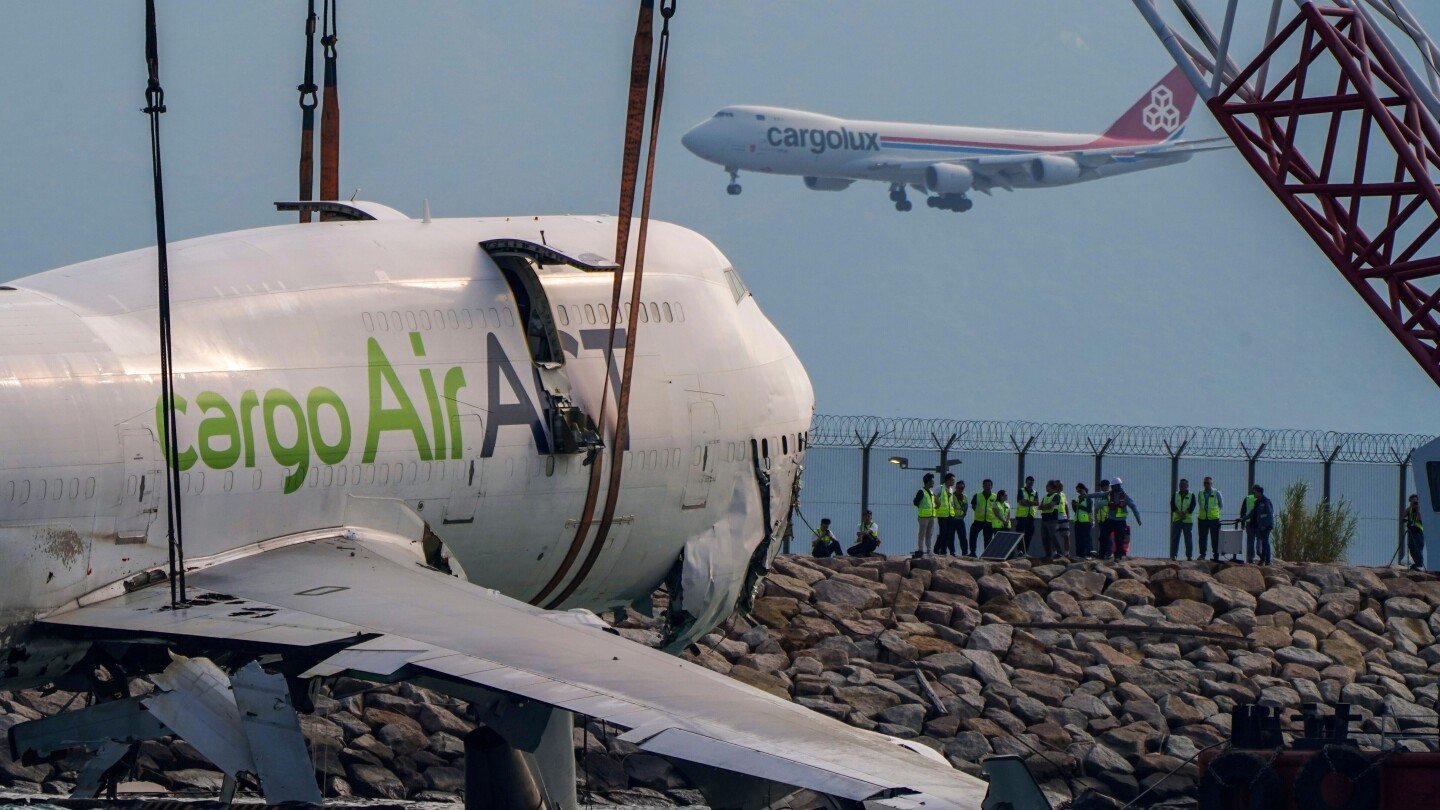 main-wreckage-of-cargo-plane-recovered-from-hong-kong-waters-after-deadly-crash