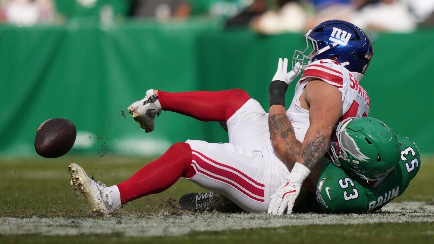 giants’-cam-skattebo-carted-off-field-with-apparent-foot-injury