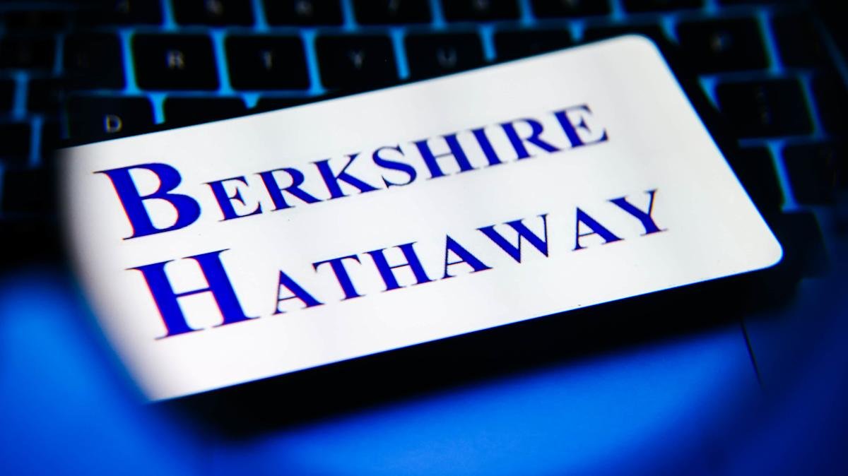 berkshire-stock-downgraded-by-kbw,-robinhood’s-price-target-boost