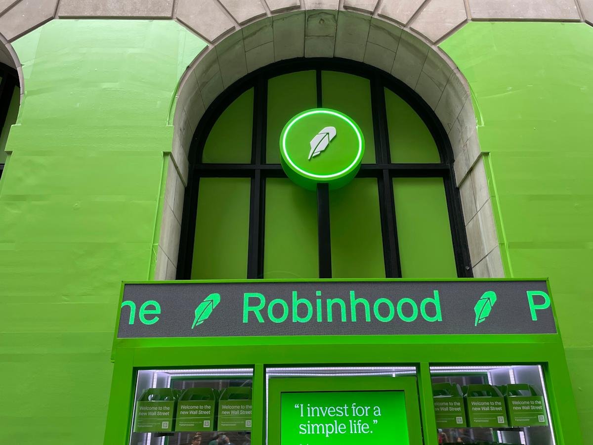 robinhood-stock-pops-5%-as-analyst-raises-price-target,-citing-explosive-growth-in-prediction-markets