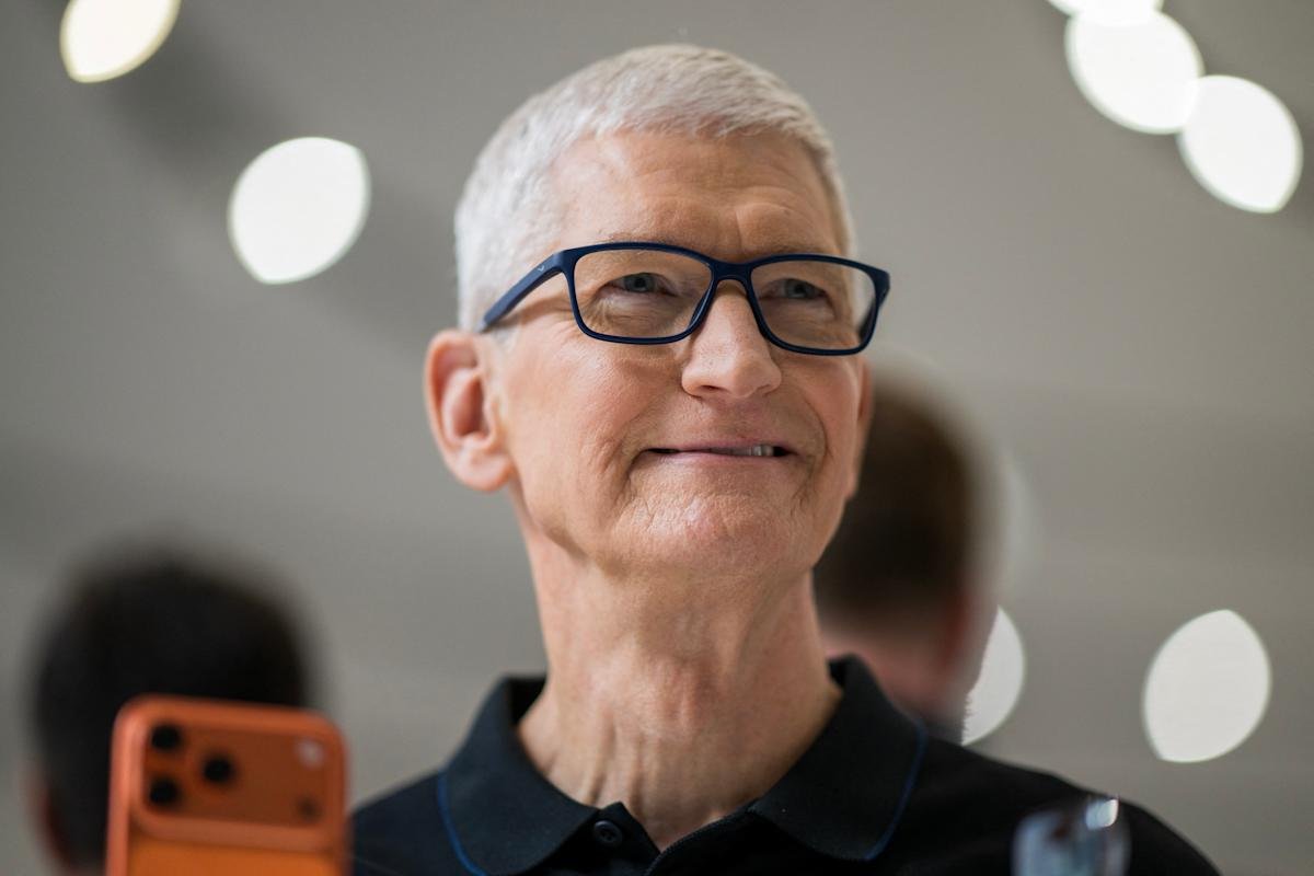 apple’s-market-cap-hits-$4-trillion-on-positive-iphone-17-sales-momentum