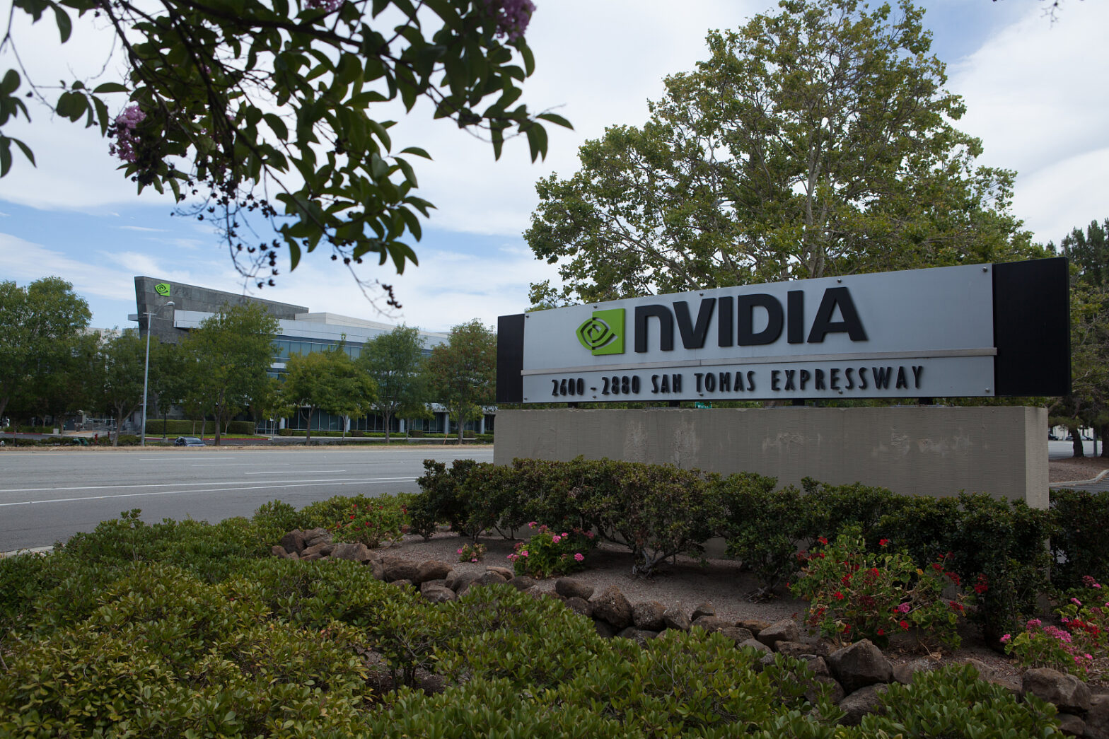 us.-stock-market-close:-three-major-indices-hit-new-record-highs;-nvidia-surges-nearly-5%-following-conference
