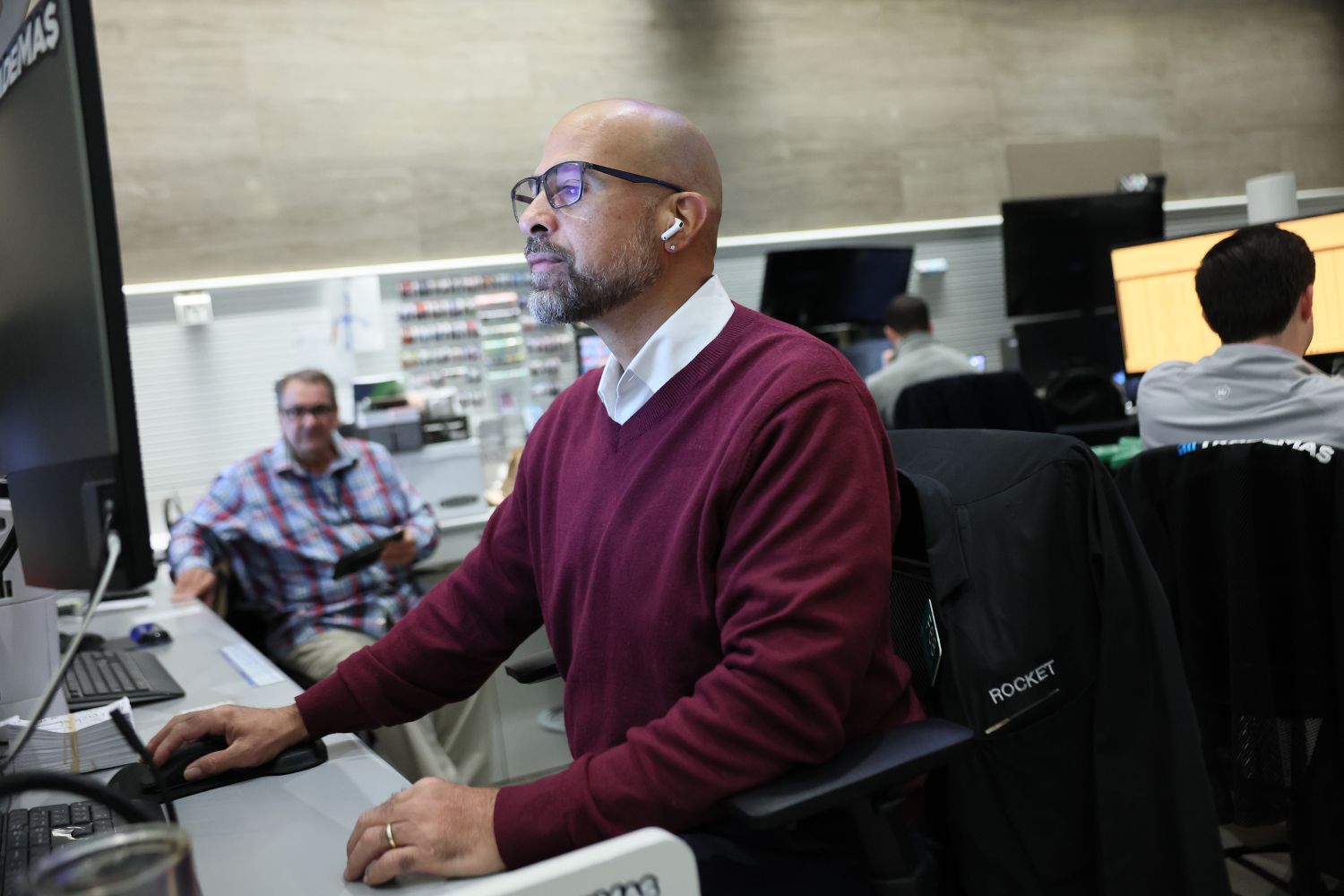 dow-jones-today:-stock-futures-point-lower-after-trump-xi-meeting,-powell-warning,-mixed-big-tech-results;-apple,-amazon-earnings-on-tap