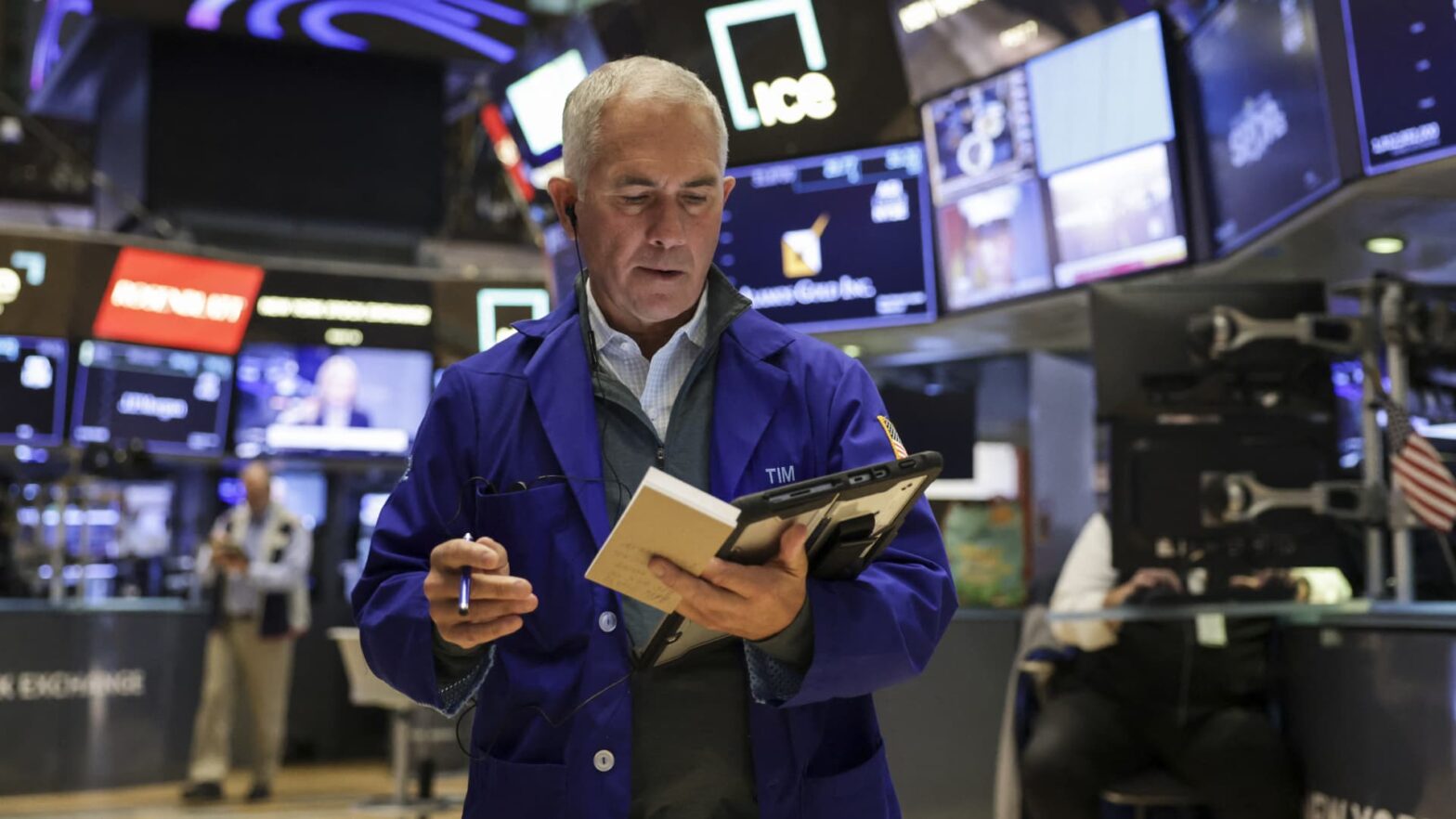 stock-futures-rise-after-upbeat-tech-earnings:-live-updates