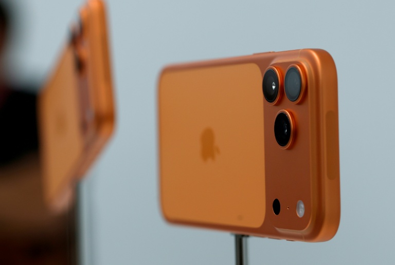 asia-markets-mostly-up-on-heels-of-apple,-amazon-earnings