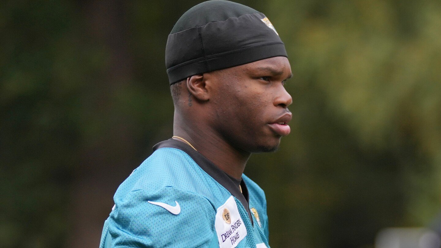 jaguars-rookie-travis-hunter-has-a-knee-injury-after-presumably-getting-hurt-in-practice