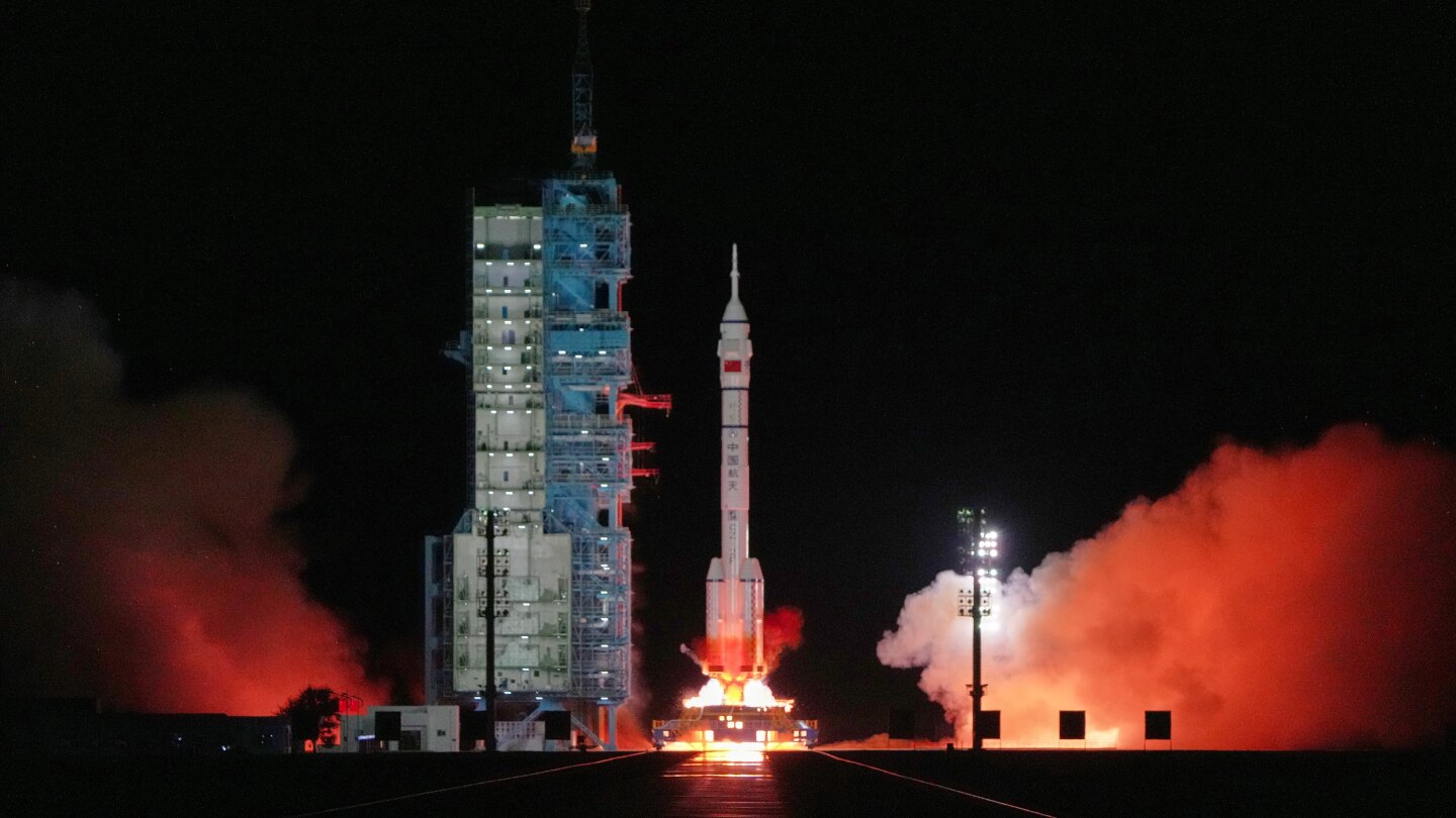 nave-china-shenzhou-21-se-acopla-con-estacion-espacial-y-establece-record-de-velocidad