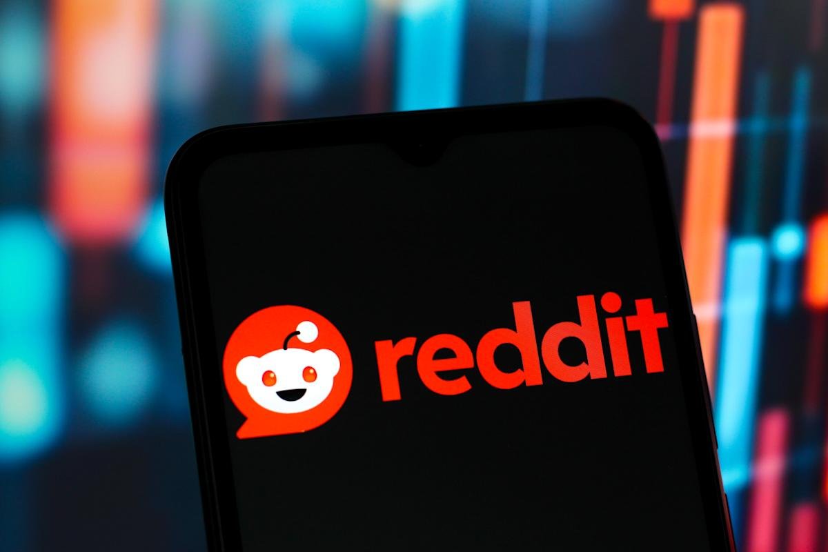 reddit-stock-soars-after-q3-revenue,-daily-active-users-beat-wall-street-estimates