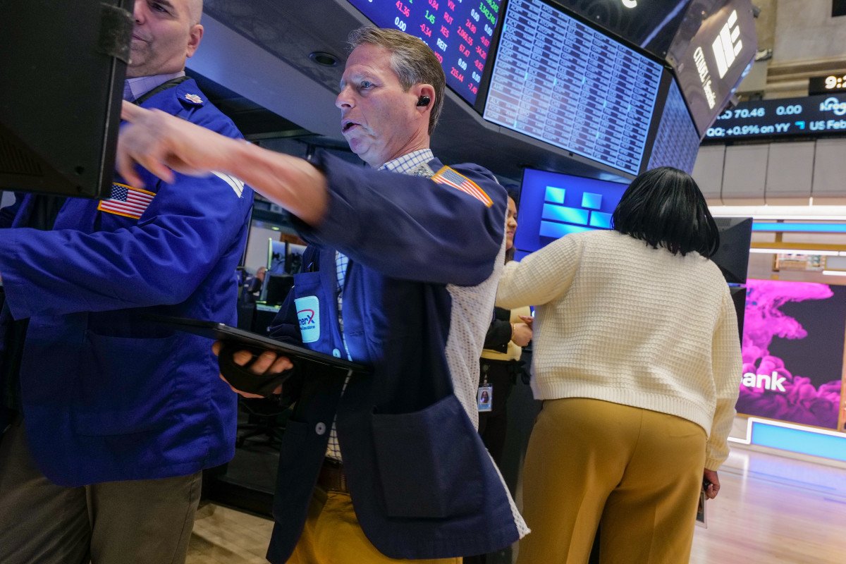 stock-market-today:-stocks-rise-to-start-week-as-tylenol-maker-kenvue-inks-$48.7-billion-megadeal