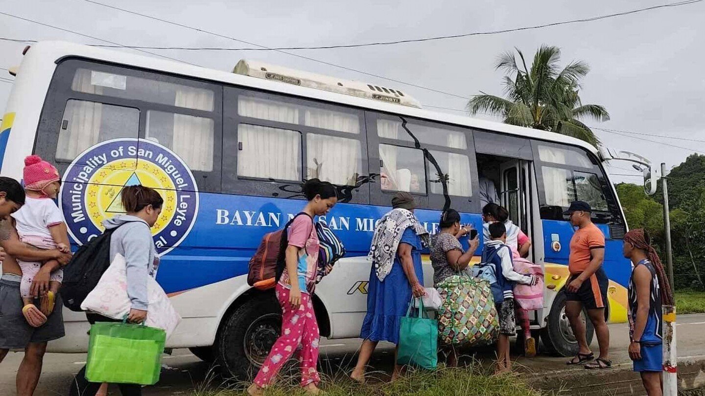 decenas-de-miles-evacuan-a-zonas-seguras-ante-la-llegada-de-un-tifon-al-este-de-filipinas
