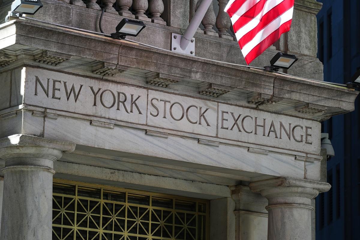stock-market-today:-s&p-500,-nasdaq-futures-tumble-ahead-of-earnings-rush-as-valuation-worries-creep-in