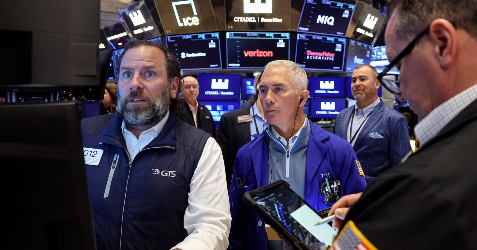futures-tumble-after-wall-st-banks-warn-of-market-pullback,-palantir-slides