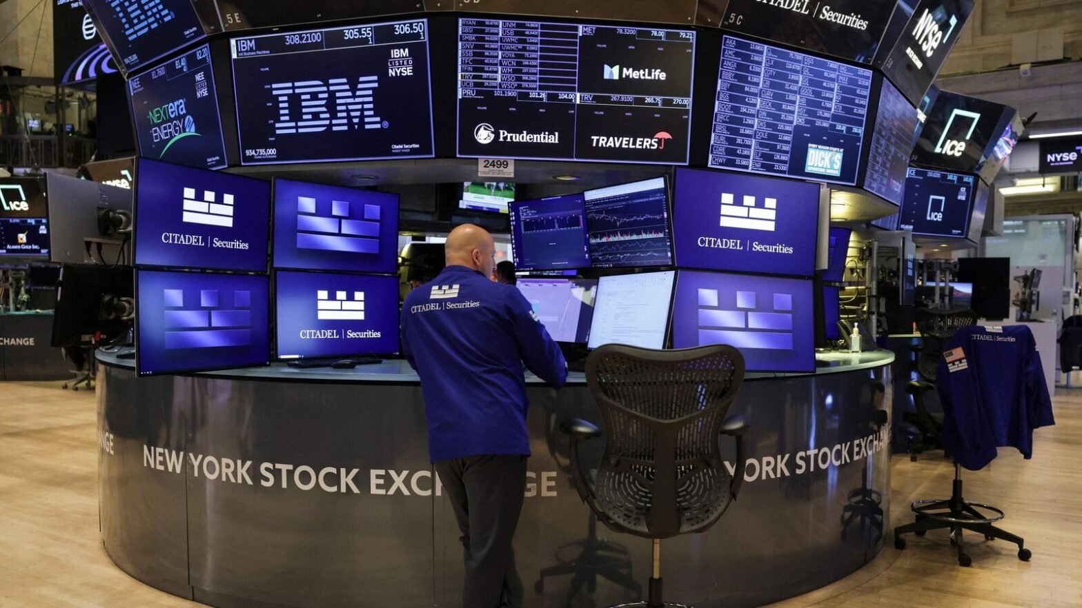 us-stock-market-today:-wall-street-tumbles-as-big-bank-ceos-sound-alarm-on-tech-valuations