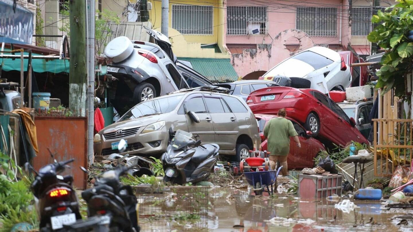 typhoon-leaves-at-least-2-dead,-traps-people-on-roofs-and-submerges-cars-in-central-philippines
