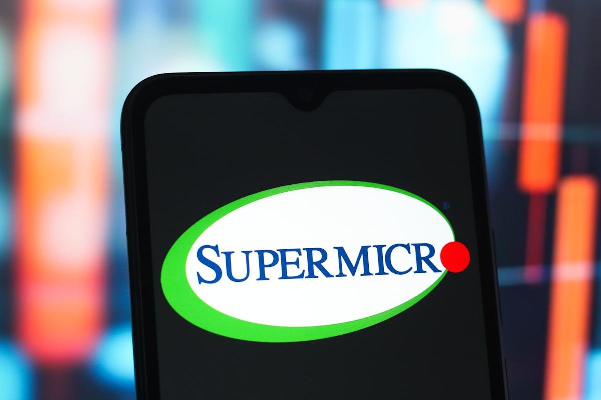 supermicro-stock-plummets-as-q1-earnings,-revenue-fall-short-of-wall-street-estimates