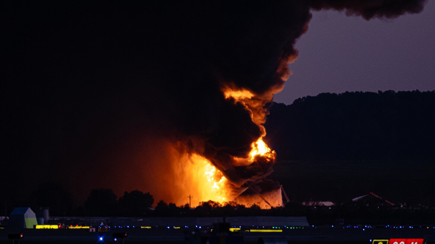 avion-de-ups-se-estrella-durante-despegue-del-aeropuerto-de-louisville,-kentucky-y-provoca-incendio