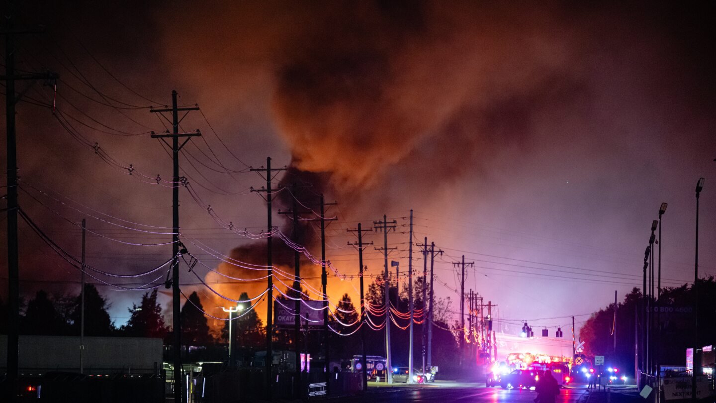 massive-fireball-erupts-as-ups-plane-crashes-at-kentucky-airport,-leaving-7-dead