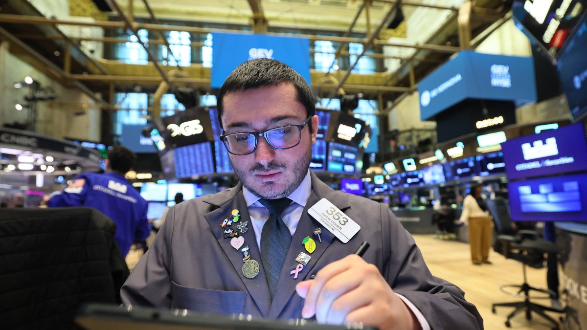 stock-market-today:-stocks-little-changed-as-trump-tariff-case-heads-to-the-supreme-court