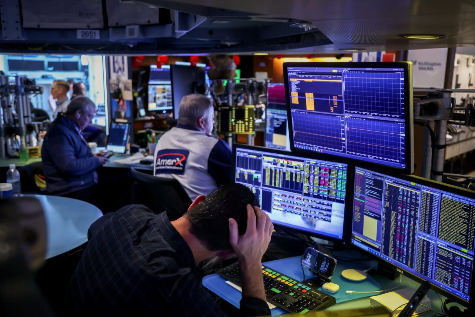 us-stock-market-live-updates:-nasdaq-futures-down-amid-selloff-in-ai-stocks