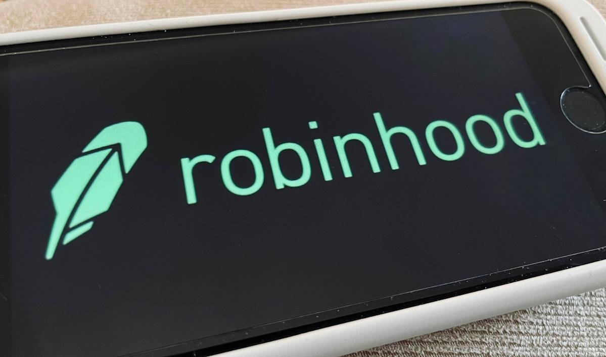 robinhood-earnings-set-to-test-stock’s-280%-rally-with-revenue-forecast-to-nearly-double-from-year-ago