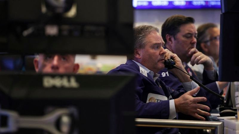 dow-falls-500-points-and-tech-stocks-slide