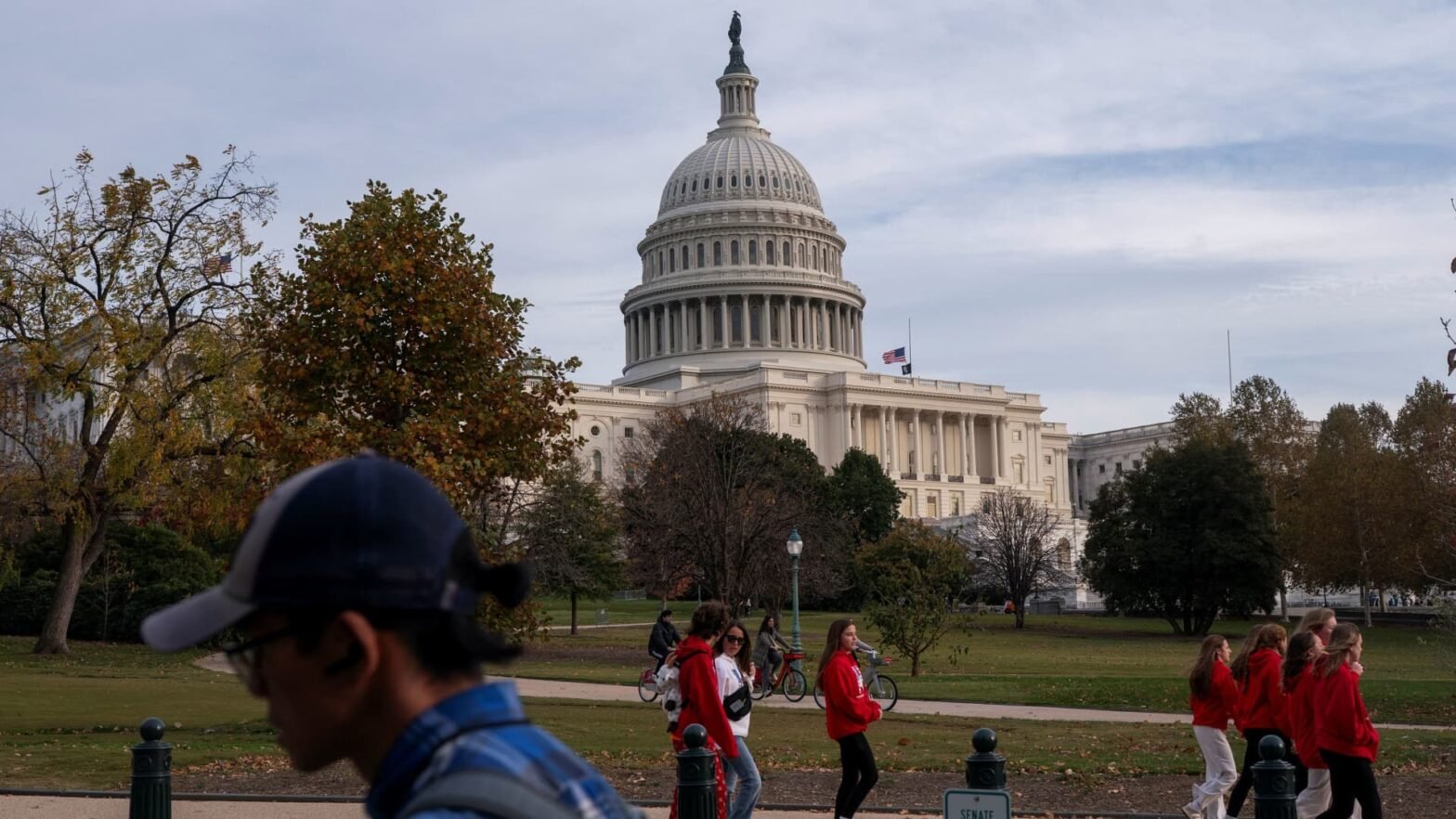 government-shutdown-update,-the-market’s-rough-week,-pitchbook’s-ai-tool-and-more-in-morning-squawk