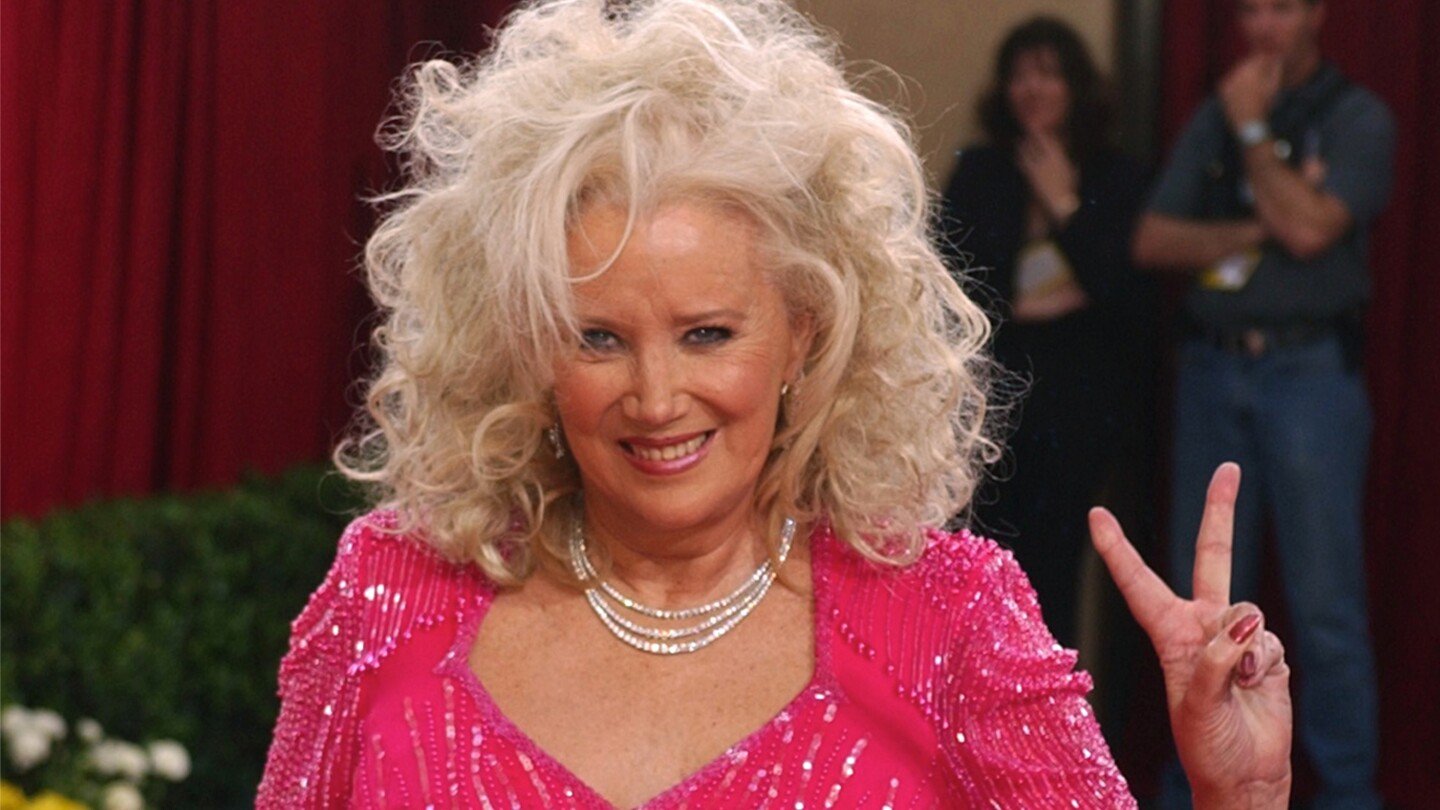 sally-kirkland,-stage-and-screen-star-who-earned-an-oscar-nomination-in-‘anna,’-dies-at-age-84