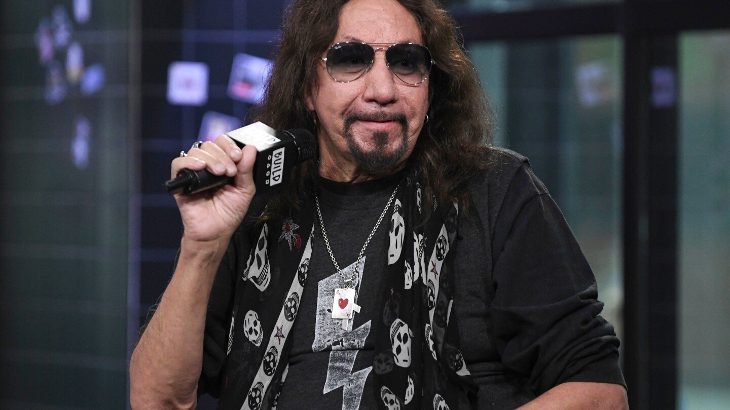 founding-kiss-guitarist-ace-frehley-died-from-injuries-suffered-in-fall,-autopsy-shows