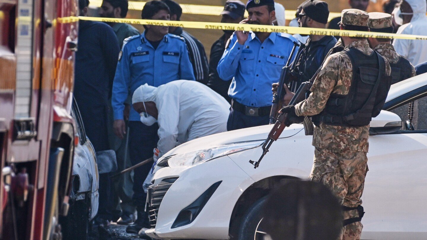 pakistan-foils-a-militant-attempt-to-seize-cadets-at-an-army-run-college