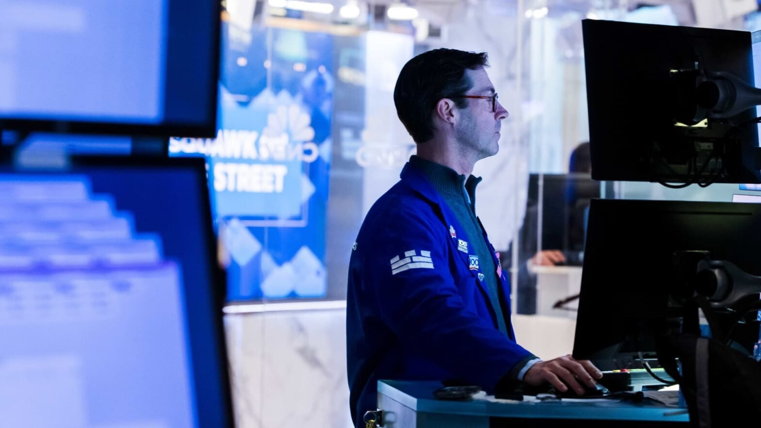 stock-futures-little-changed-after-dow-notches-record-high:-live-updates