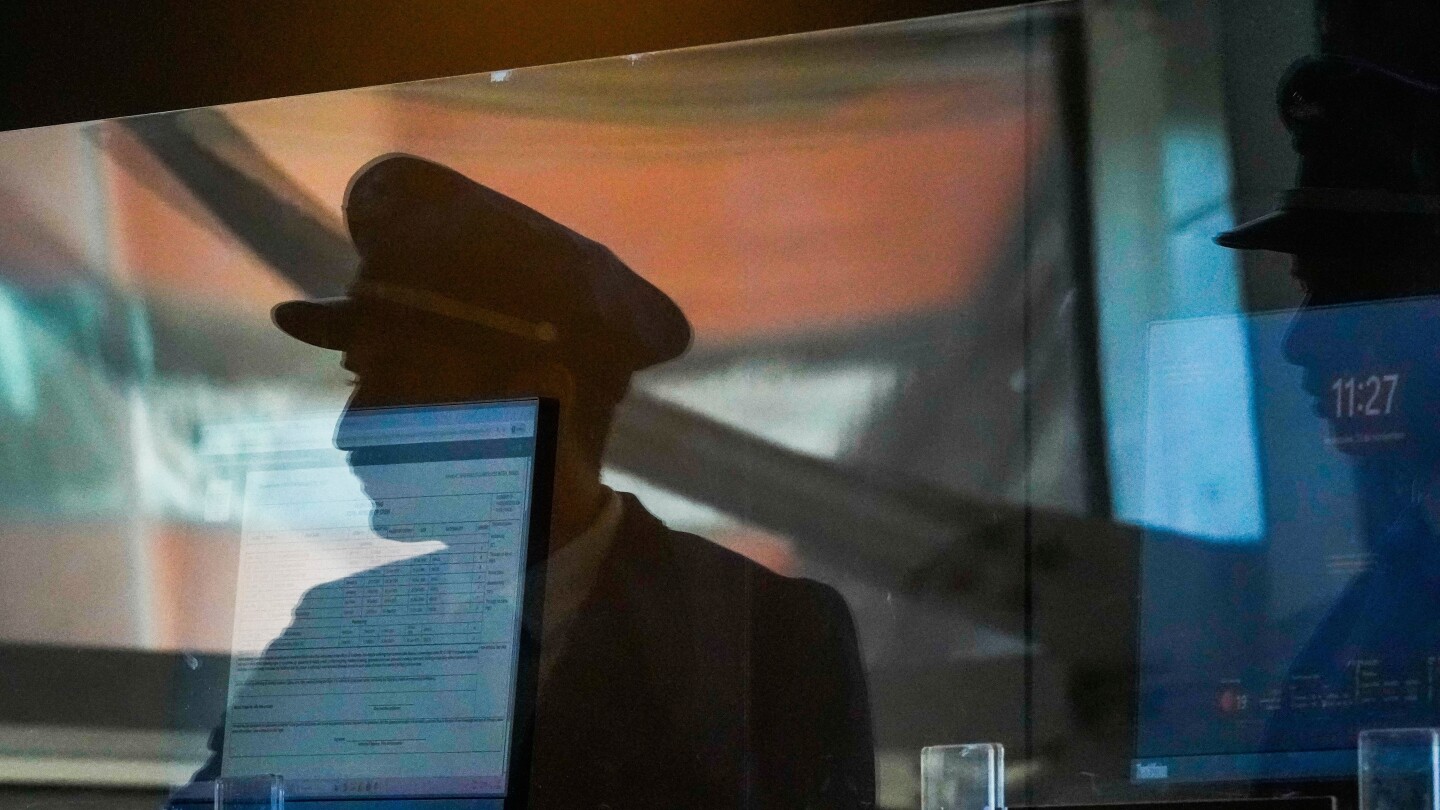 pilotos-de-latam-inician-huelga,-aerolinea-suspende-algunos-vuelos-desde-y-hacia-chile