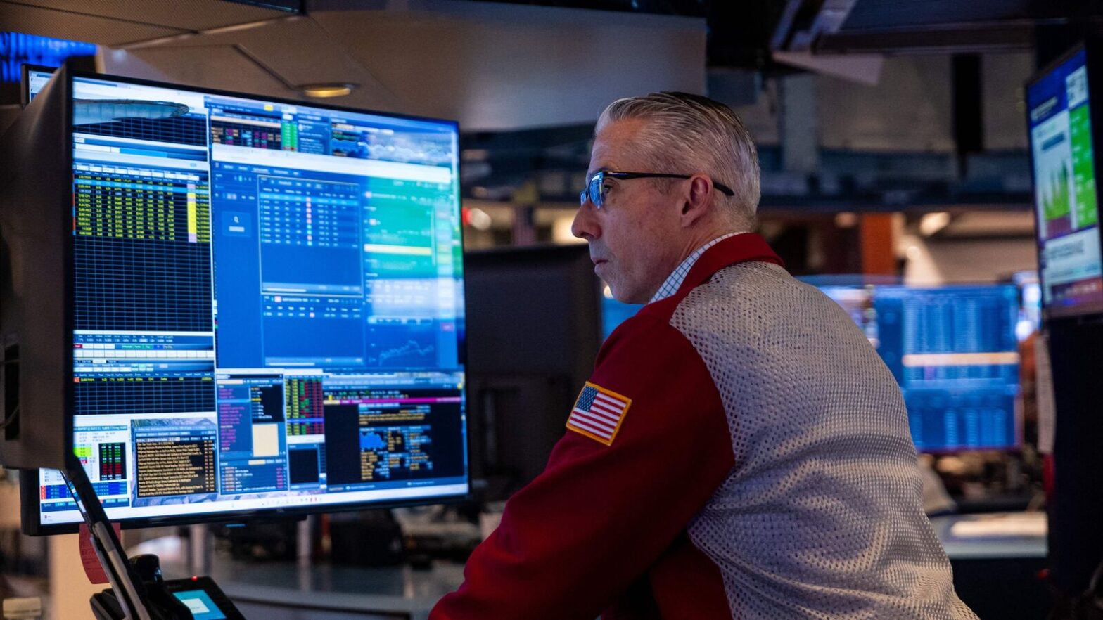 us-stock-market-today:-wall-street-dips-as-investors-await-economic-data-following-shutdown’s-end,-walt-disney-sheds-8%